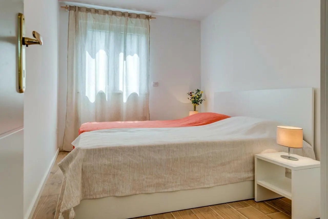 Beach House Lana Slatine 0*,  Croatie